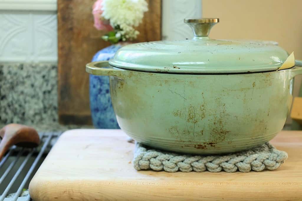 dutch-oven-with-lid-on